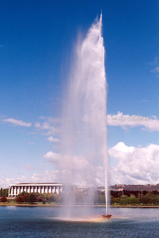 堪培拉Burley Griffith湖和它的喷水喷泉